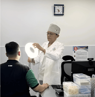 Bác sĩ da liễu khám nấm da tại Anh Mỹ Clinic