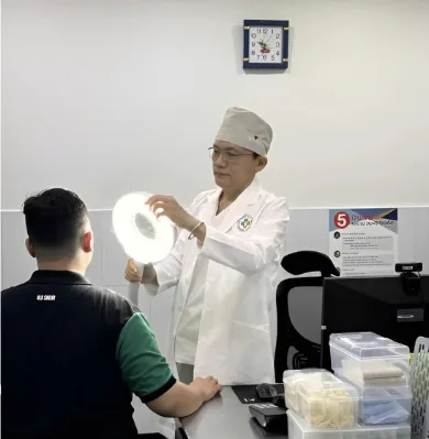 Bác sĩ da liễu khám nấm da tại Anh Mỹ Clinic