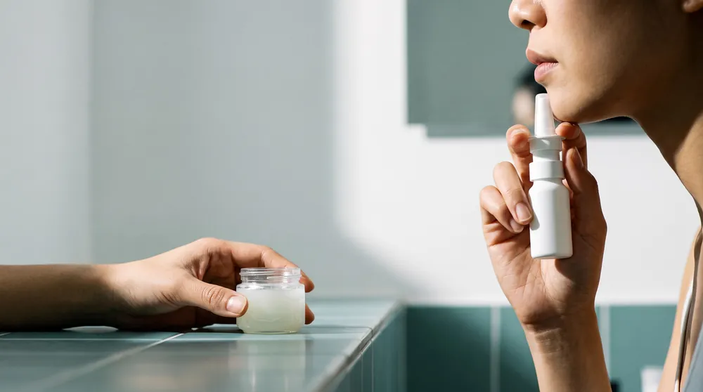 Dưỡng ẩm mũi khi uống isotretinoin bằng xịt mũi phun sương và chấm một lượng rất nhỏ vaseline
