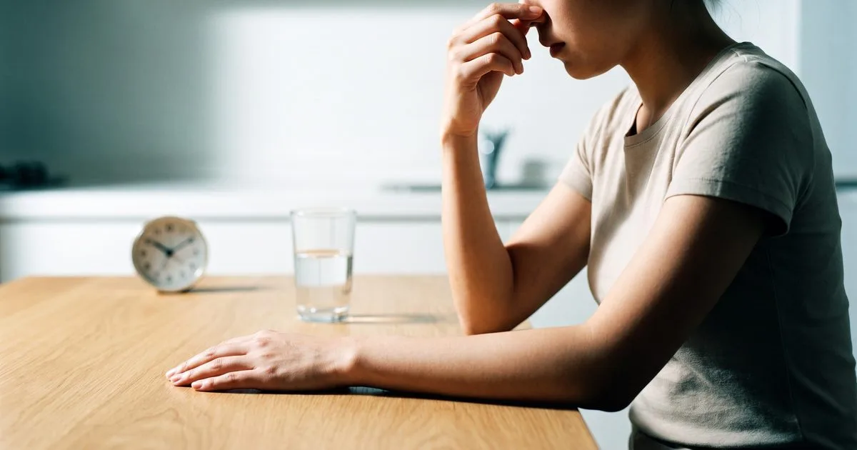 Cách xử lý chảy máu mũi khi uống isotretinoin: ngồi thẳng, hơi cúi đầu và ép chặt 1/3 dưới cánh mũi