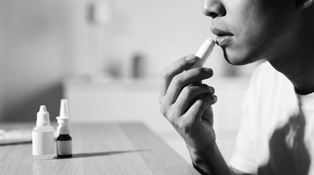 Khô môi, khô mắt và khô mũi khi uống isotretinoin cùng xuất hiện do một cơ chế giảm tiết niêm mạc
