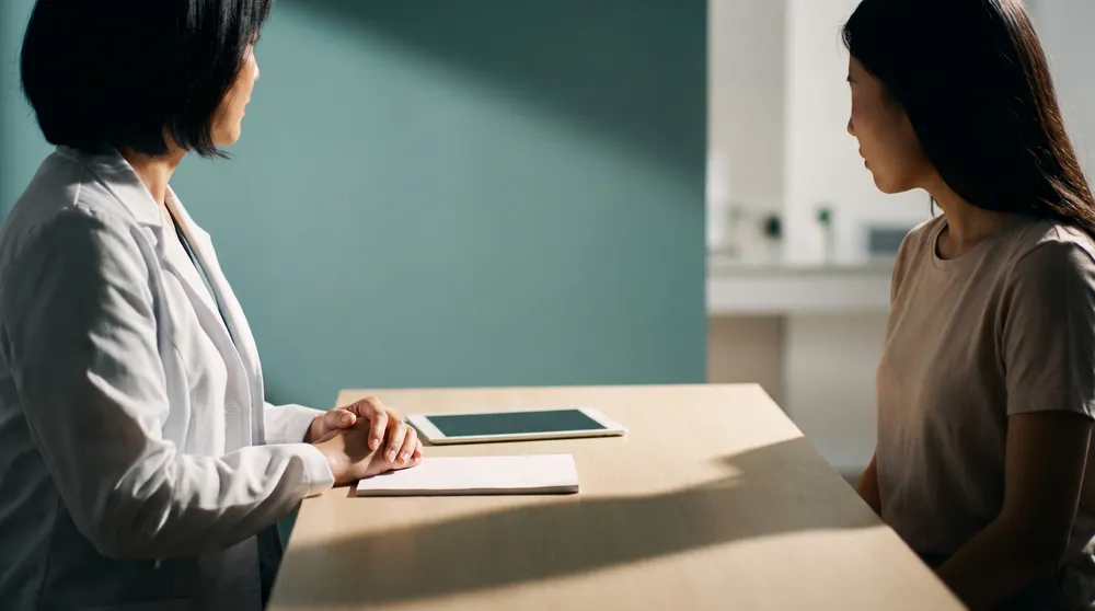 Bác sĩ da liễu tư vấn khi chảy máu mũi khi uống isotretinoin trở nặng hoặc tái đi tái lại