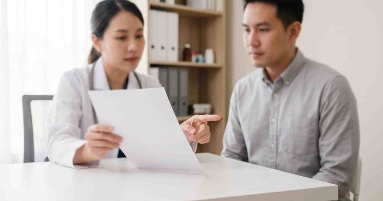 Bác sĩ tư vấn kết quả xét nghiệm Mycoplasma genitalium kháng thuốc cho người bệnh viêm niệu đạo dai dẳng