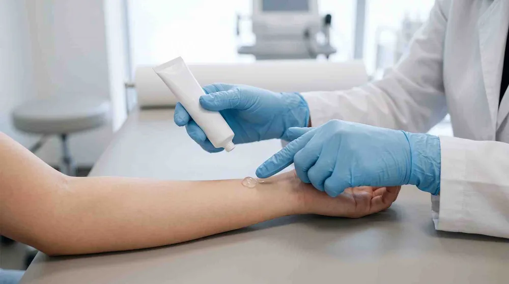 Bác sĩ da liễu hướng dẫn dùng thuốc bôi theo chỉ định trong phác đồ trị thâm mông