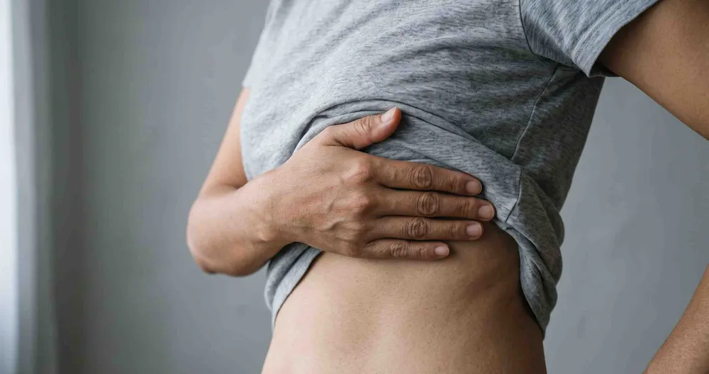 Đau rát khu trú một bên sườn — dấu hiệu sớm của zona thần kinh khi da còn nhìn bình thường