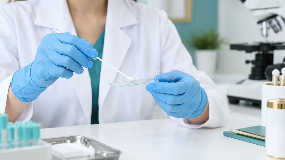 Bác sĩ da liễu lấy mẫu soi cấy để chẩn đoán viêm nang lông do vi khuẩn Gram âm