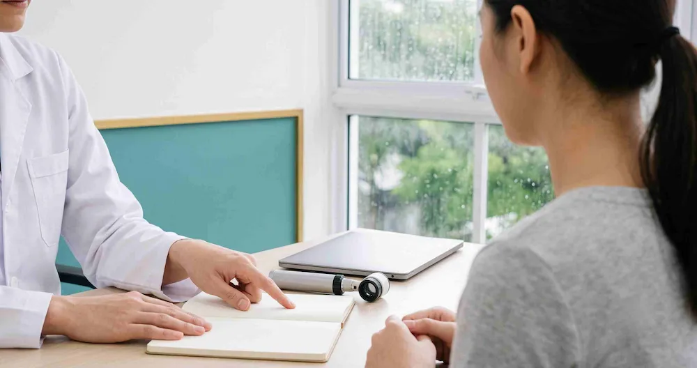 Bác sĩ da liễu tư vấn phác đồ điều trị mụn theo guideline AAD 2024 cho bệnh nhân da dầu