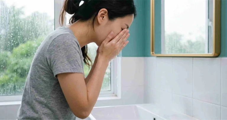 Chăm sóc da dầu mụn mùa mưa: người trẻ rửa mặt nhẹ nhàng trong ngày trời ẩm tại TP.HCM