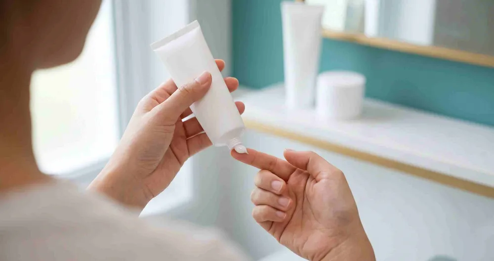 Điều trị nám da bằng thuốc bôi theo chỉ định bác sĩ, nền tảng của mọi phác đồ chuẩn y khoa