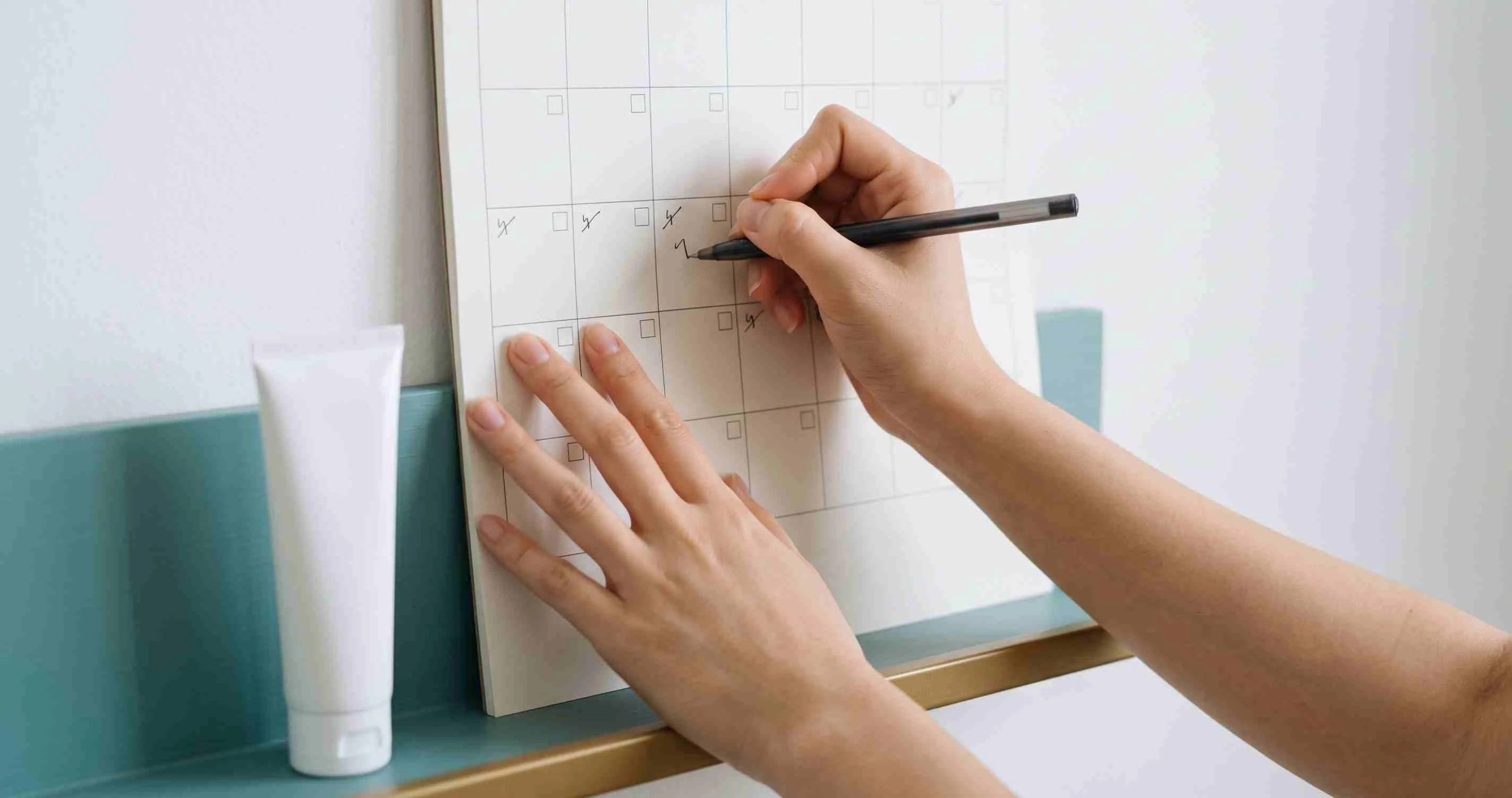 Đánh dấu từng tuần trên lịch — trị mụn đúng chuẩn cần 4–8 tuần mới cải thiện, khoảng 16 tuần mới sạch