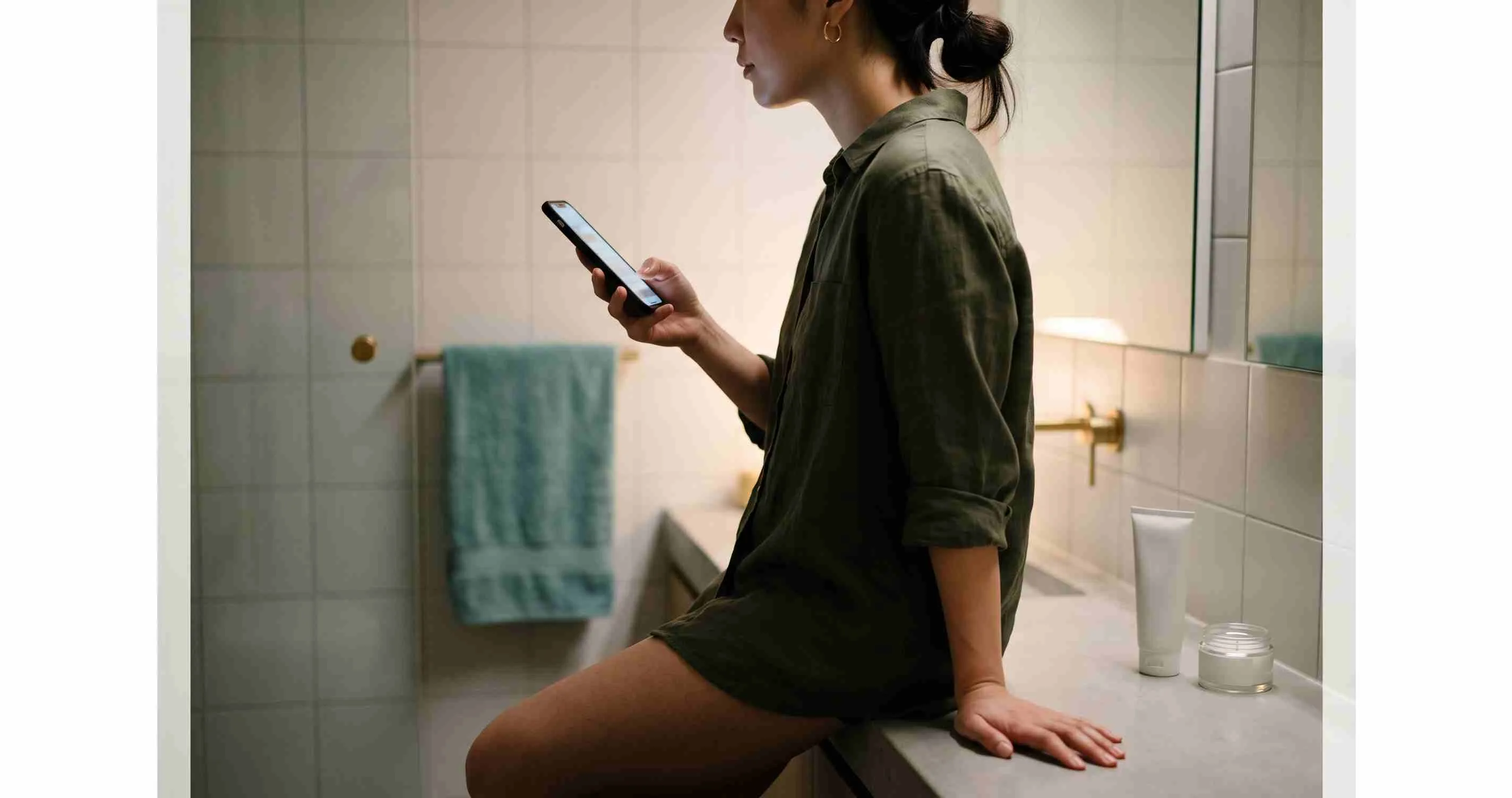 Người trẻ xem video làm đẹp trên điện thoại buổi tối — mẹo trị mụn trên TikTok có đáng tin không