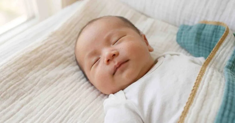Mụn kê ở trẻ sơ sinh: các nốt trắng li ti 1-2 mm trên mũi và má bé sơ sinh, không nền đỏ
