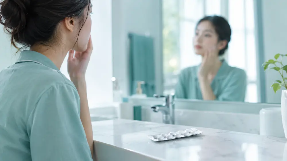 Người bệnh theo dõi da mặt chưa cải thiện sau nhiều tháng uống kháng sinh trị mụn
