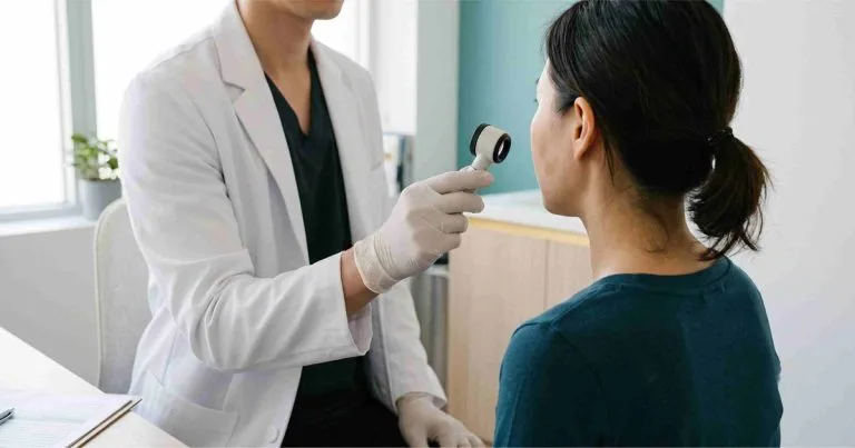 Bác sĩ da liễu Anh Mỹ Clinic soi da và tư vấn phác đồ điều trị nám da cho bệnh nhân nữ ngoài 30 tuổi
