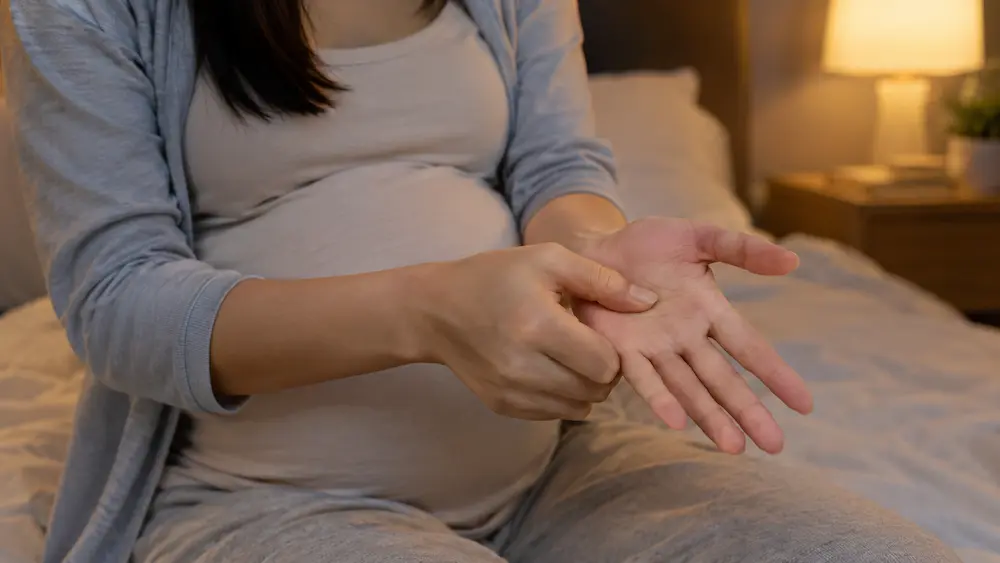 Ngứa lòng bàn tay, bàn chân không nổi ban ở 3 tháng giữa hoặc cuối thai kỳ cần khám sản khoa để xét nghiệm acid mật Ngứa lòng bàn tay khi mang thai về đêm mà không nổi ban là dấu hiệu nghi ứ mật trong gan thai kỳ