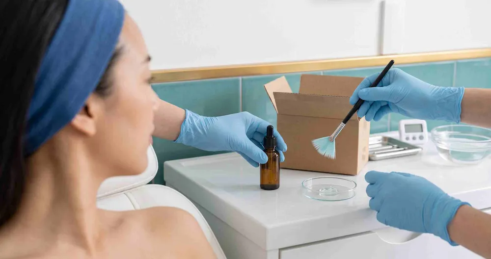Bác sĩ da liễu thực hiện peel hoá học tại phòng khám, khác hẳn cách tự peel tại nhà không giám sát