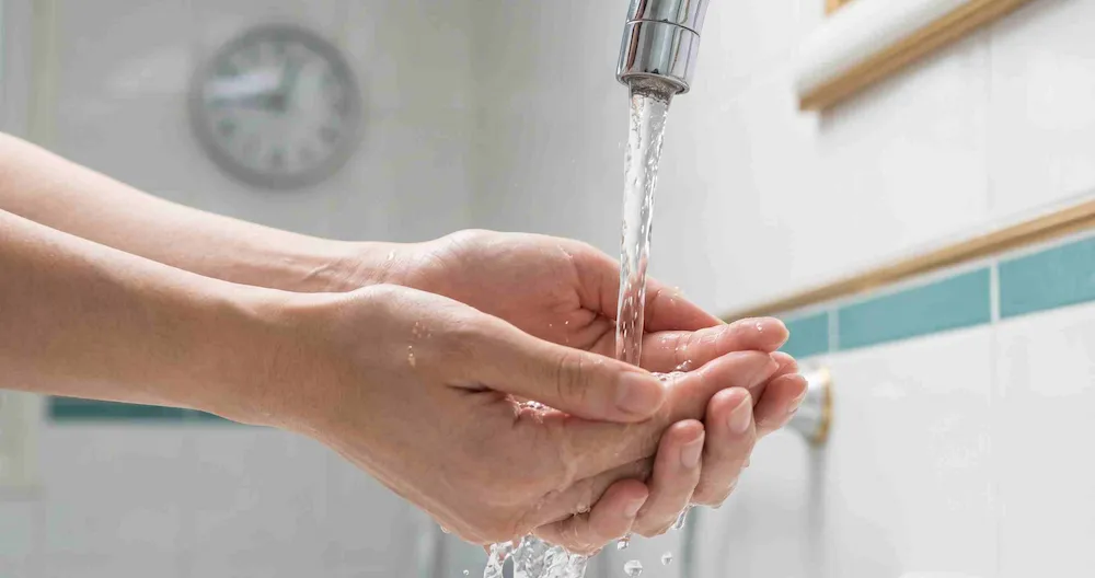 Sơ cứu bỏng hoá chất bằng nước mát chảy liên tục sau tai biến da do tự peel tại nhà