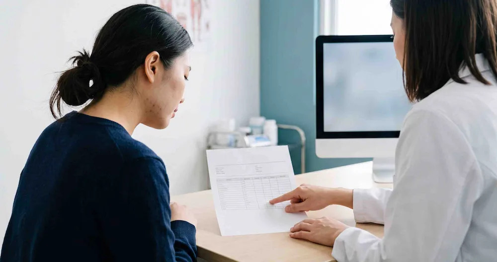 Bác sĩ da liễu Anh Mỹ Clinic hướng dẫn theo dõi xét nghiệm định kỳ khi điều trị mụn trứng cá bằng isotretinoin