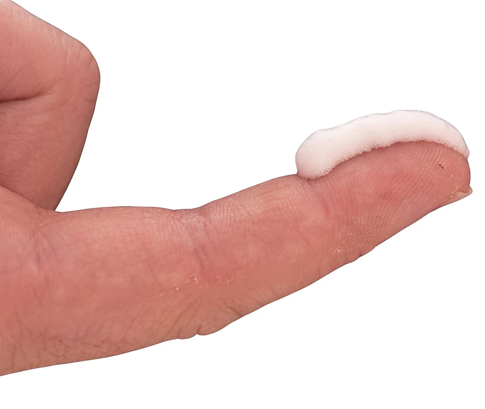 Một lượng kem bôi da trên đầu ngón tay người lớn minh họa khái niệm Fingertip Unit – đơn vị đo liều corticosteroid bôi ngoài da