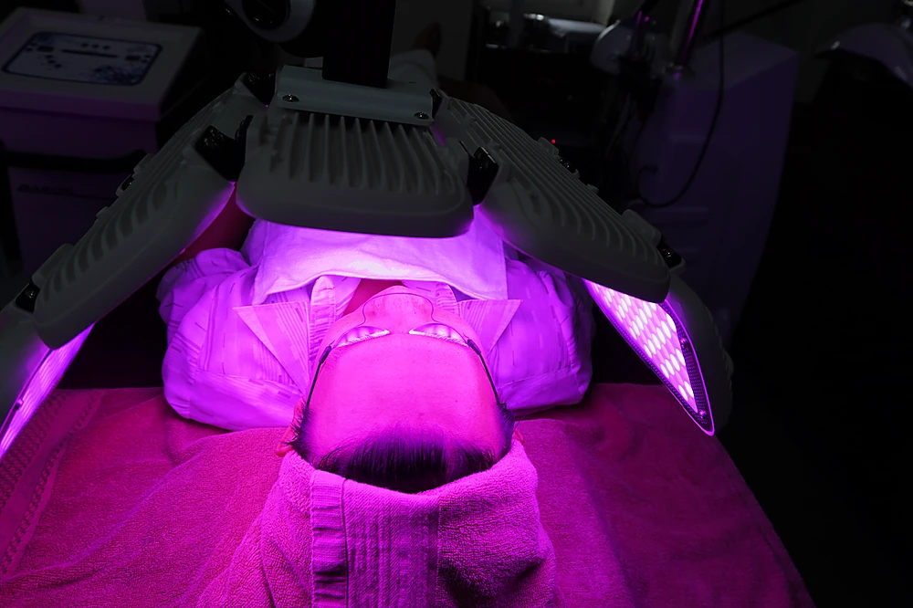 Ánh sáng LED tím điều trị mụn trứng cá và tái tạo collagen tại Anh Mỹ Clinic, Bs Trương Lê Đạo – công nghệ chăm sóc da hiện đại an toàn.
