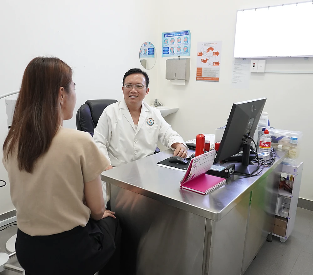 Thầy thuốc ưu tú, BSCKII Trương Lê Anh Tuấn tư vấn khách hàng