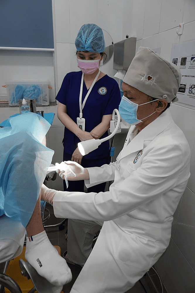 Bs Đạo khám phụ khoa
