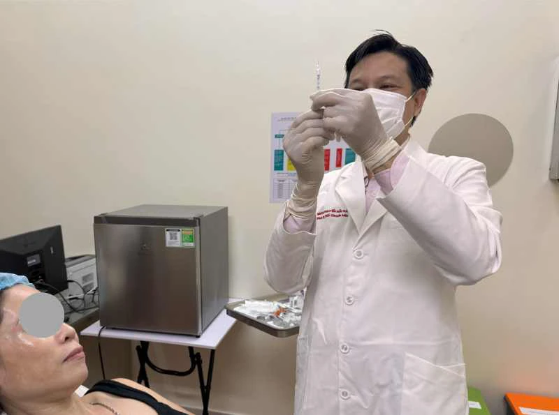 Bs Hữu Hà tiêm botox