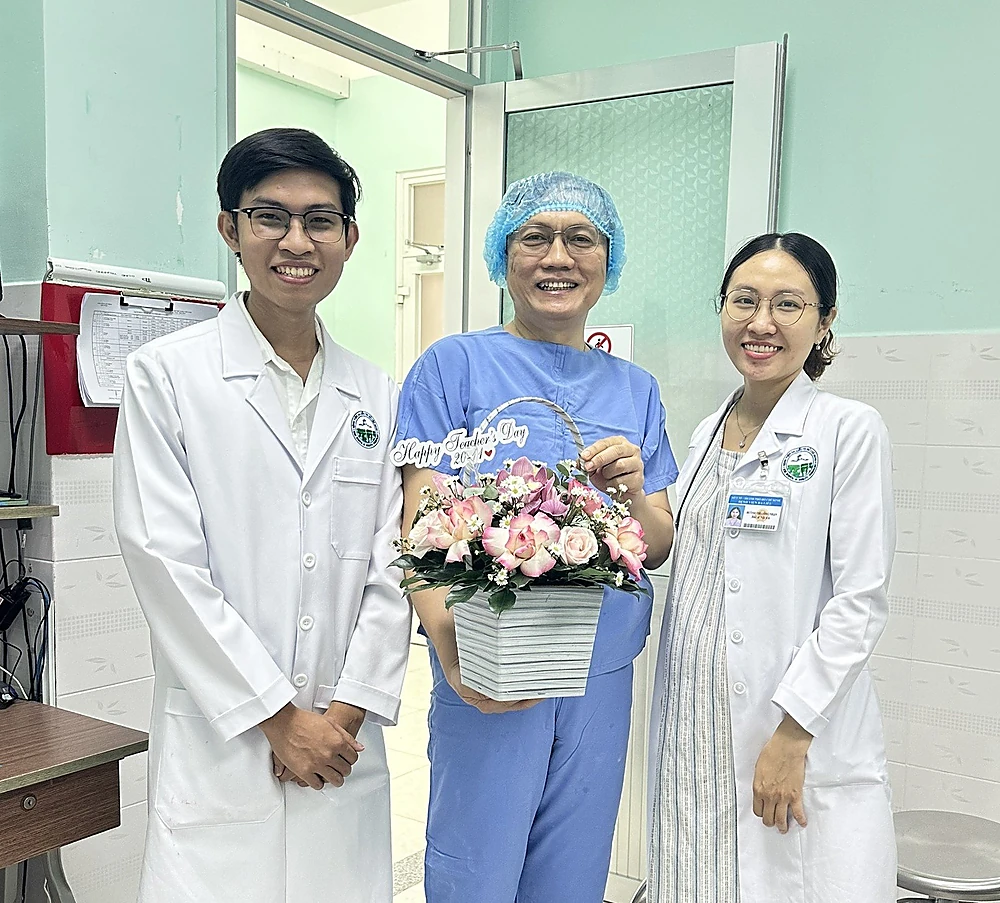 Bs Trương Lê Đạo cùng đàn em vào Ngày Thầy Thuốc Việt Nam