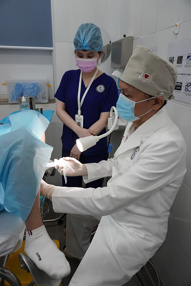 bs-truong-le-dao-dang-kham-cho-benh-nhan.png Bác sĩ Trương Lê Đạo đang khám cho bệnh nhân