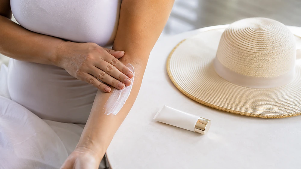 Bà bầu thoa kem chống nắng khoáng mineral SPF 30 an toàn cho da nhạy cảm thai kỳ