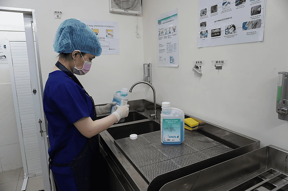Ngâm nước tiệt khuẩn dụng cụ