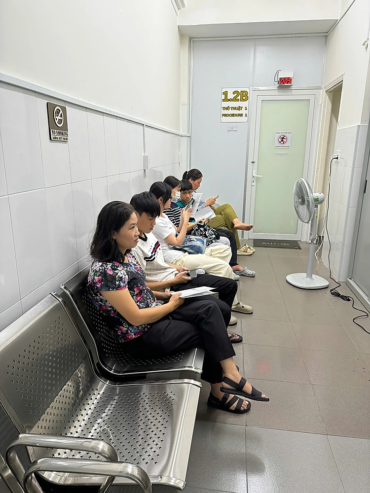 Bệnh nhân đợi làm laser CO 2