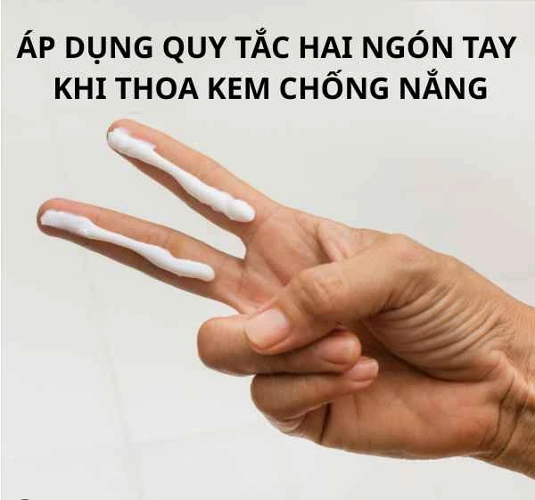 Bác sĩ hướng dẫn quy tắc hai ngón tay để bôi đủ lượng kem chống nắng đạt SPF chuẩn.
